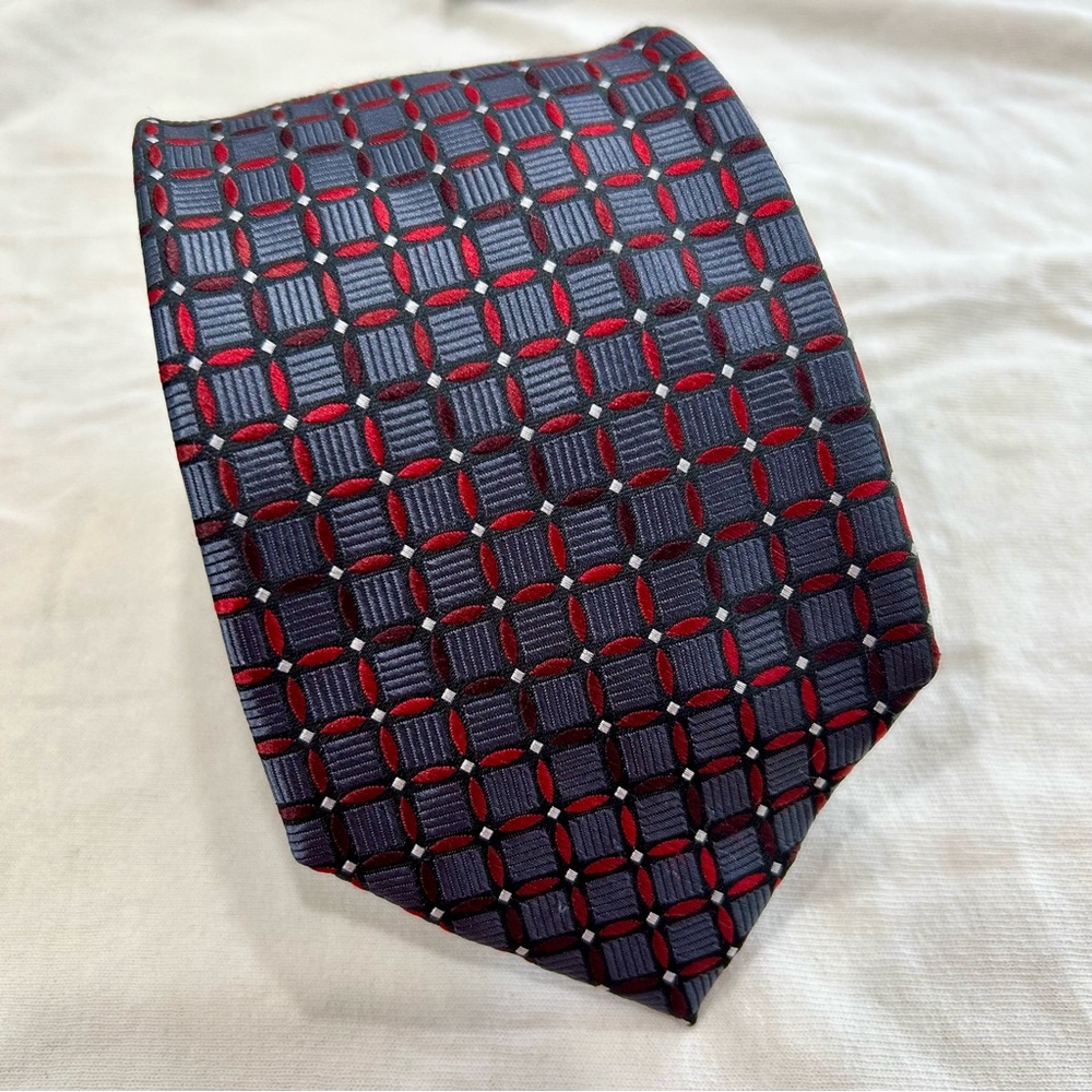 Stylish Red and Black Geometric Tie Platinum Designs NWOT 3.5” Wide 59” Long